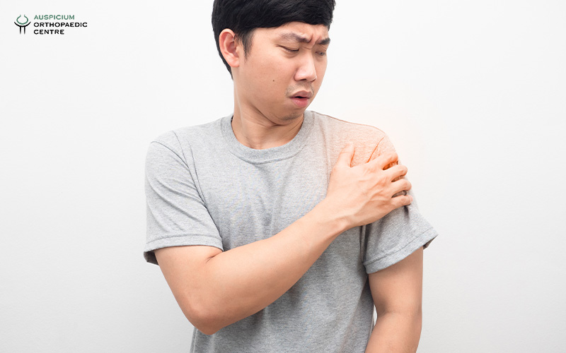 Man with shoulder pain from shoulder impingement.